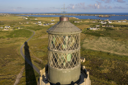 France, Finistère (29), Mer d'Iroise, Ile d'Ouessant, le phare du Créac’h et la baie de Lampaul en arrière plan (vue aérienne)
