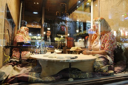 Turquie, Istanbul, quartier de Beyoglu, femme préparant le pain dans une vitrine de restaurant sur Istiklal Caddesi