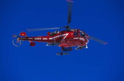 France, Haute-Savoie (74), vallée de Chamonix, hélicoptère de la sécurité civile