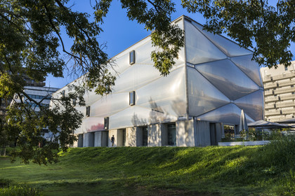 France, Hérault (34), Montpellier,  quartier de Port Marianne, batiment le Nuage réalisation du créateur Philippe Starck sur l'avenue Raymond Dugrand