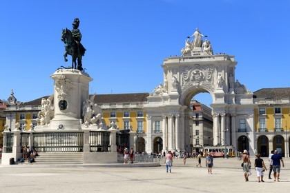 Portugal, Lisbonne, quartier de Baixa pombalin, Praca do Comercio (Place du Commerce), statue équestre de Joao I et Triumphal Arch of Rua Augusta (Arco da Rua Augusta)