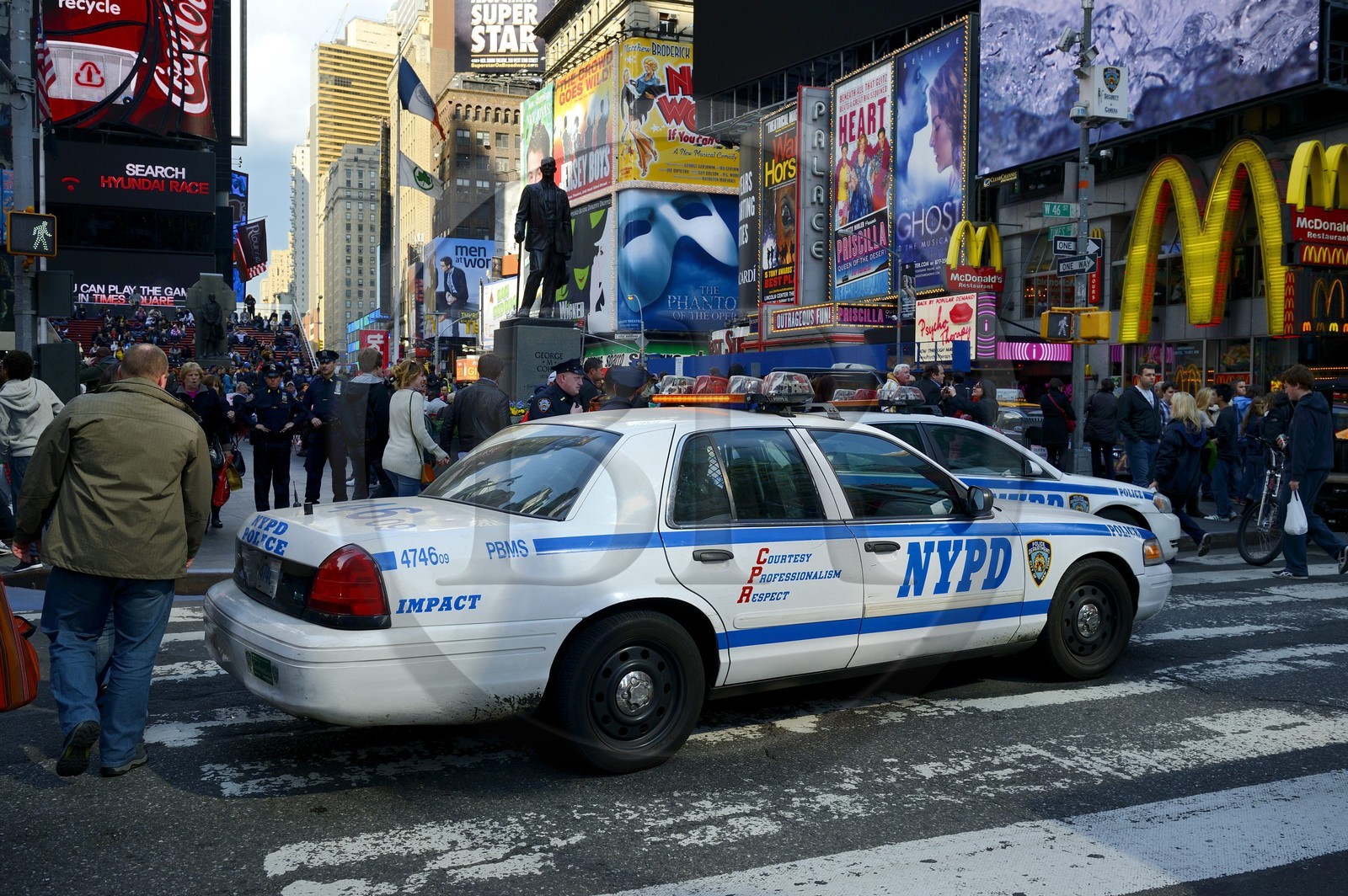 Etats-Unis, New York, Manhattan, Midtown, patrouille de police (NYPD) à Times Square