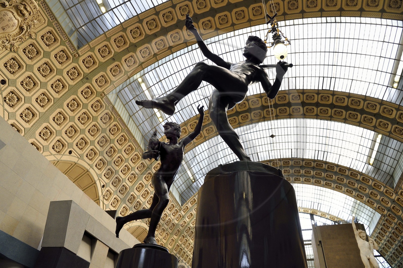 France, Paris (75), le musée d'Orsay, sculpture Vainqueur au combat de coq (1864) de Alexandre Falguière à gauche et sculpture Une trouvaille à Pompei (1863) de Hippolyte Moulin à droite