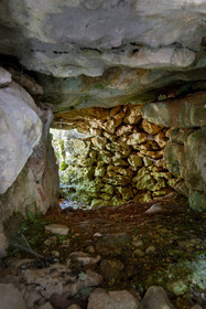 France, Vaucluse (84), Parc naturel régional du Mont Ventoux, Monieux, intérieur d'un abris en pierres sèche appelé borie dans la garrigue surplombant les Gorges de La Nesque