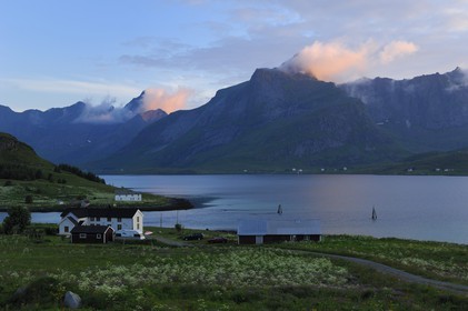 Norvège, Nordland, Iles Lofoten, Ile de Moskenes, le Selfjorden au soleil de minuit