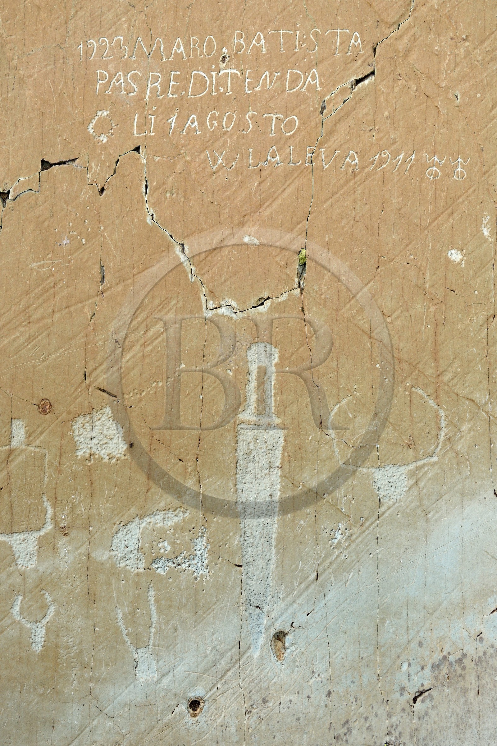 France, Alpes-Maritimes (06), parc national du Mercantour, Vallée des Merveilles vers le Pas de l'Arpette, roche gravée de figures corniformes, de poignards, d'incisions linéaires et d'un graffiti de Battista Maro qui est probablement le berger qui a le plus laissé son empreinte sur le site au début du siècle dernier