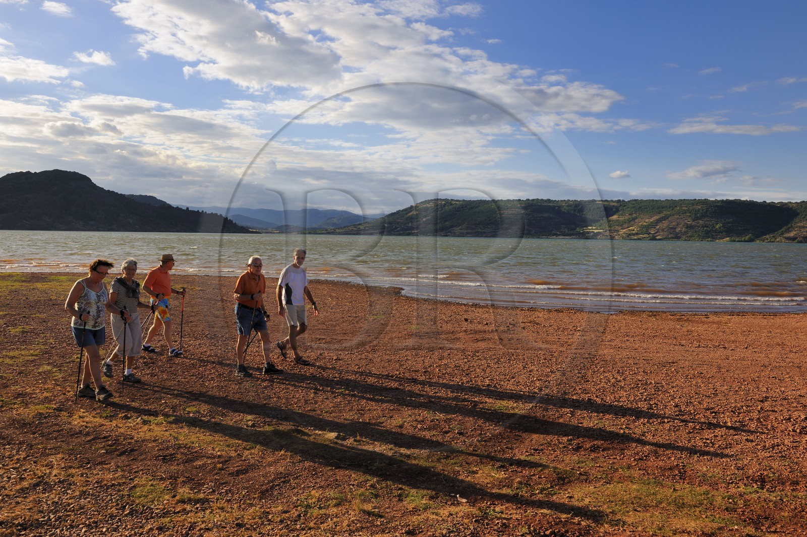 France, Hérault (34), terre rouge des bords du lac de Salagou