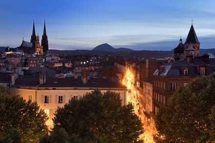 France, Puy-de-Dôme (63), Clermont-Ferrand, la rue du Port entre la cathédrale Notre-Dame de l'Assomption à gauche et la basilique Notre-Dame-du-Port à droite, en arrière plan l'ancien volcan le Puy de Dome