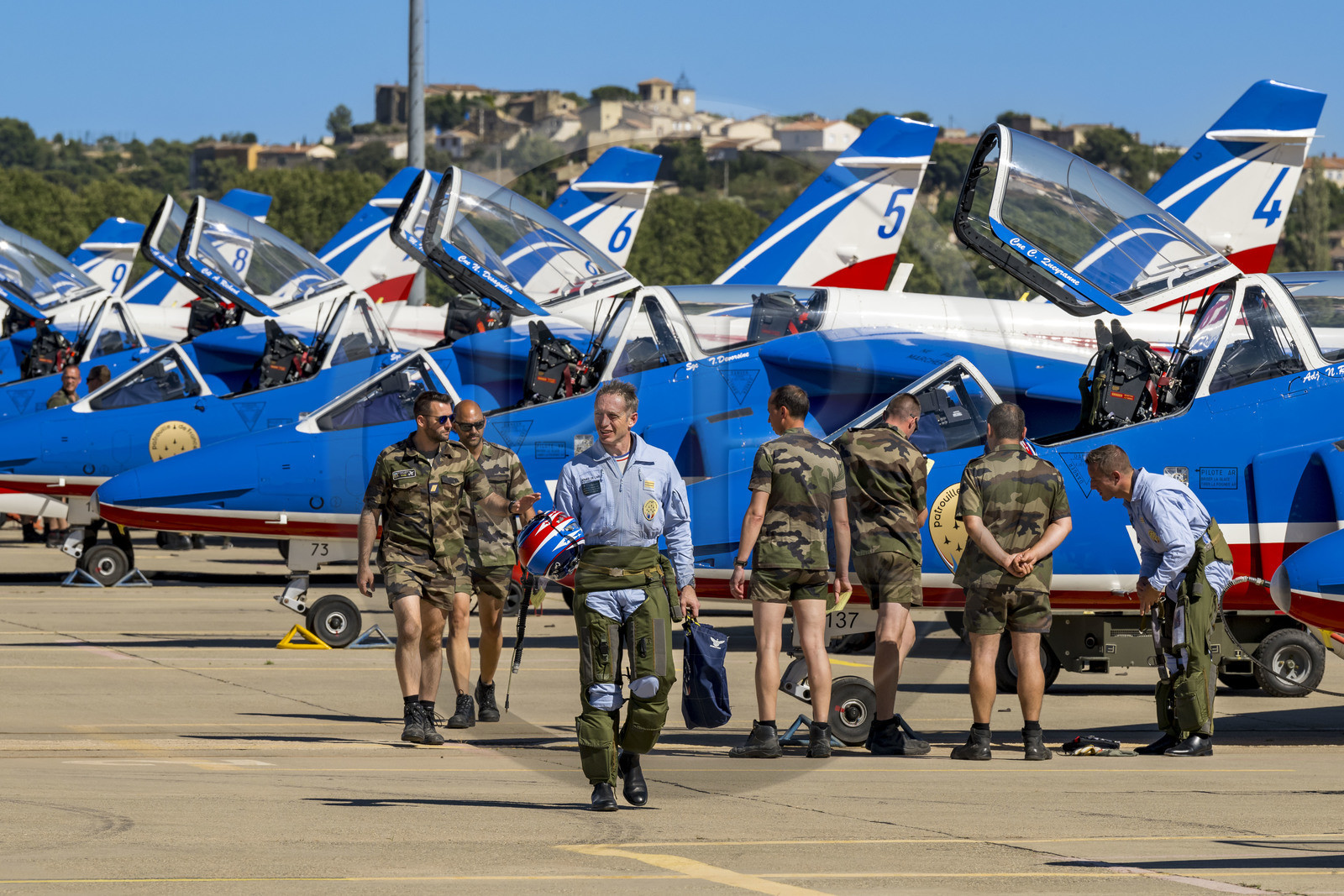France, Bouches-du-Rhône (13), Salon-de-Provence, base aerienne 701, base de la Patrouille de France (PAF pour Patrouille acrobatique de France) de l'Armée de l'air et de l'espace française, les pilotes descendent de leurs avions Alphajet et échangent avec les mécaniciens sur le tarmac après le vol d'entrainement