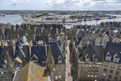 France, Ille-et-Vilaine (35), Côte d'Emeraude, Saint-Malo intra-muros, vue sur la ville depuis le haut du clocher de la cathédrale, la Grand' Porte et les remparts au bout de la Grand rue, le bassin Vauban dans le port de commerce en arrière plan