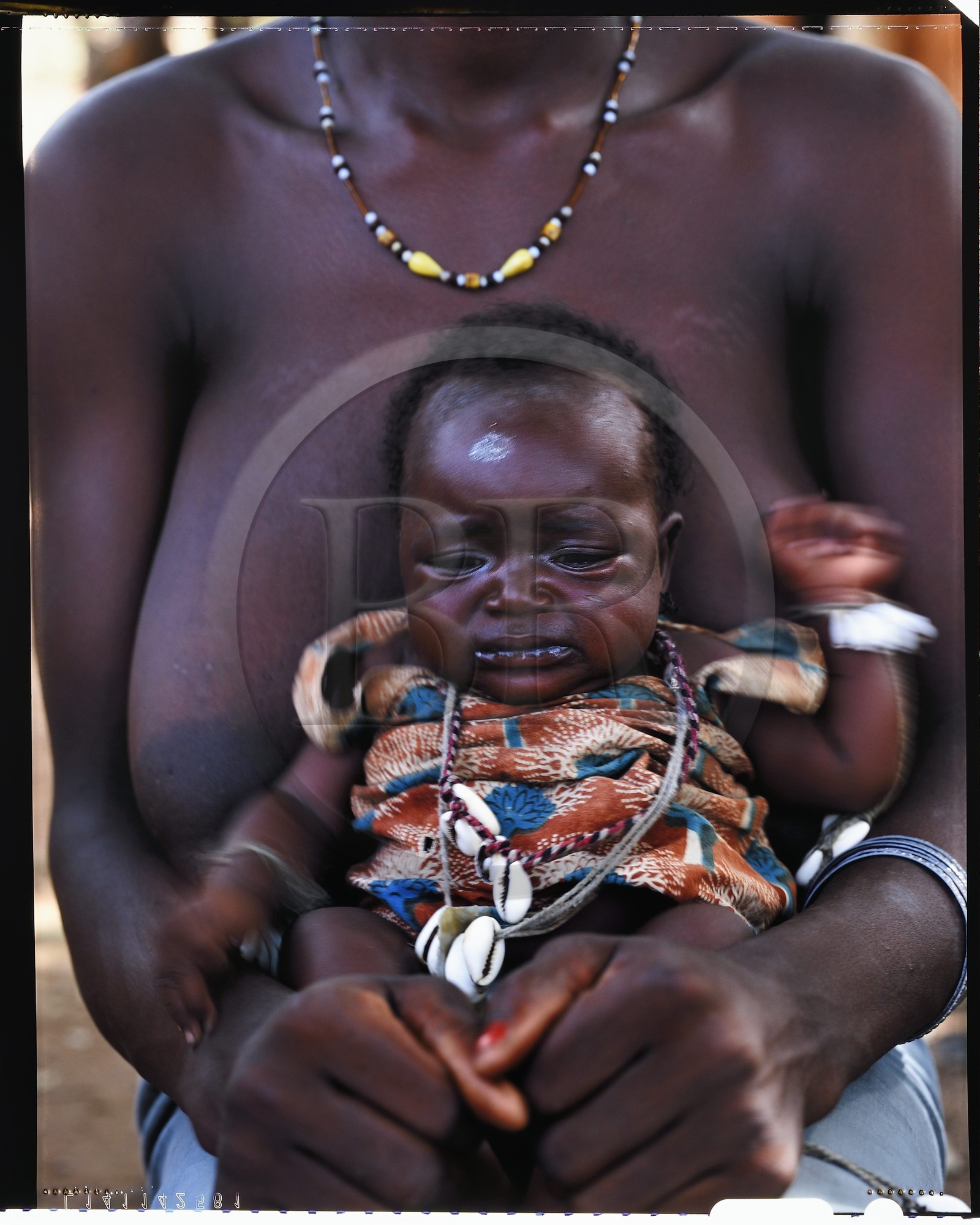 Burkina Faso, province de Poni, pays des Lobi, Loropéni, femme lobi tenant son enfant malade