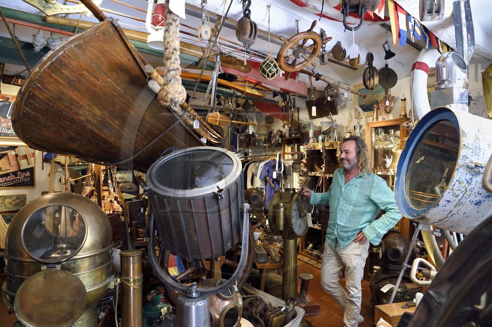 France, Var (83), Saint-Tropez, place de l'Ormeau, magasin d'antiquités marines La Vieille Mer, Walter Wolkowicz antiquaire de Marine