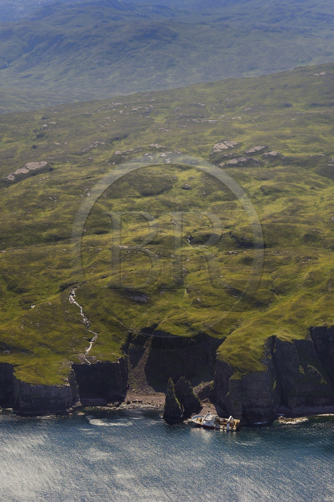 Royaume-Uni, Ecosse, Highland, Hébrides intérieures, Ile de Rum, bateau de pêche échoué sur la côte Nord (vue aérienne)