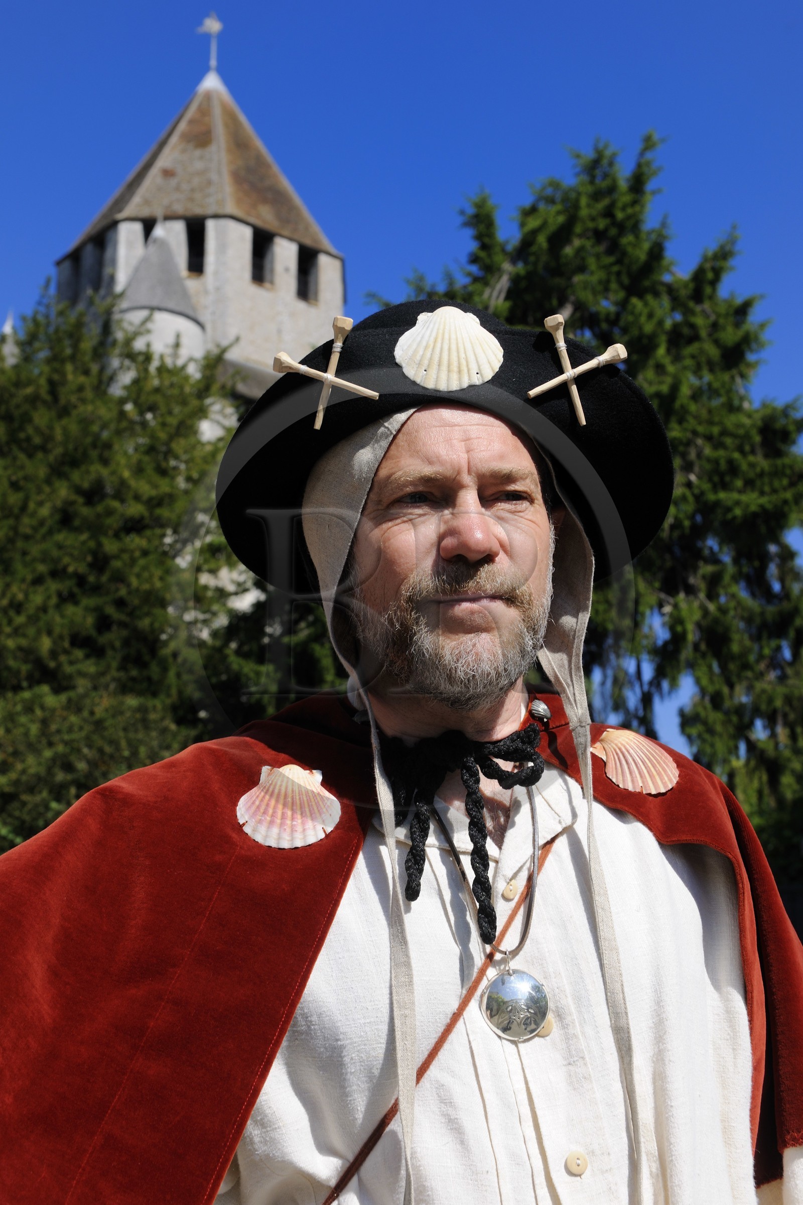 France, Seine et Marne (77), Les Médiévales de Provins, ville classée Patrimoine Mondial de l'UNESCO, pélerin de Saint-Jacques-de-Compostelle devant la Tour César