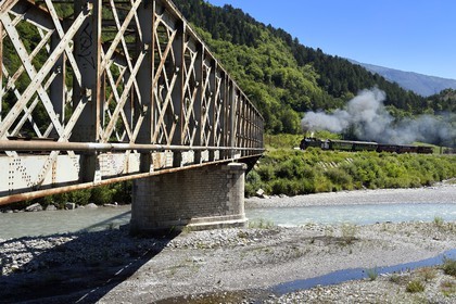 France, Alpes-Maritimes (06), Puget Théniers, le Train des Pignes franchit le Pont ferroviaire de la Trinité qui surplombe le Var