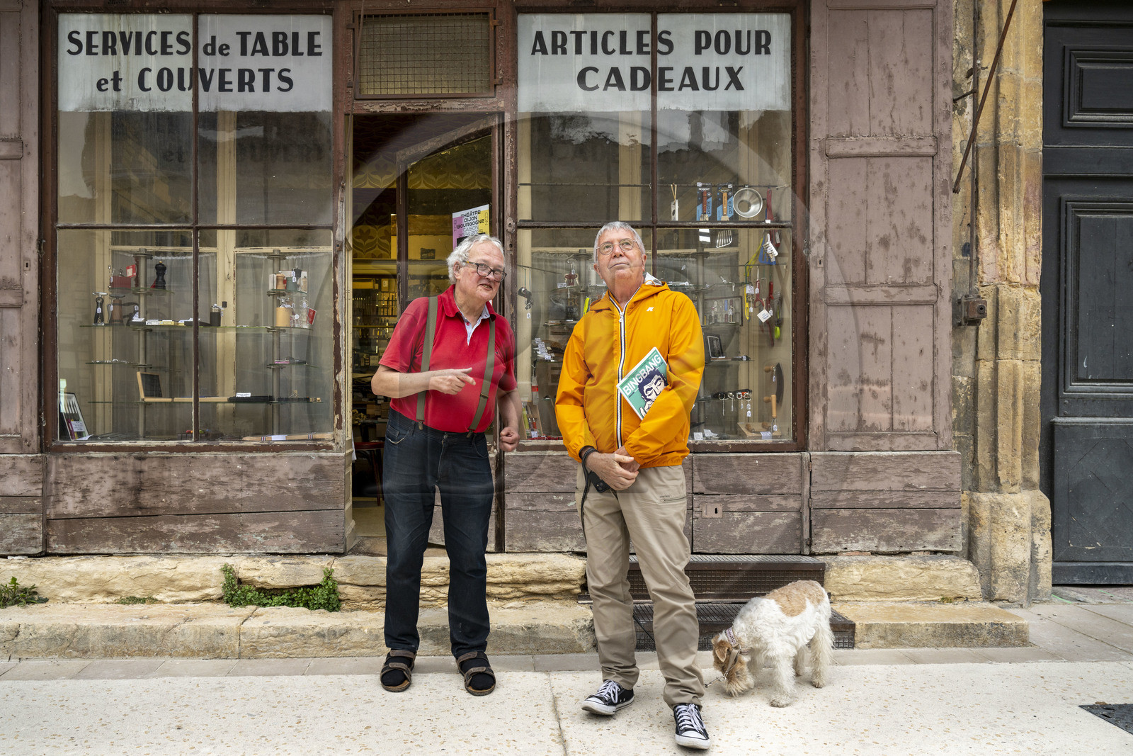 France, Côte-d'Or (21), Dijon, zone classée Patrimoine Mondial de l'UNESCO, place Bossuet, la Coutellerie de Langres, une boutique quincaillerie et plus, hors du temps et établie dans la maison natale de l'écrivain français Bossuet,elle est tenue par l’érudit Michel Pernod ici en compagnie du journaliste Gérard Bouchu, rédacteur en chef du magazine Pompon et Bingbang, deux regards décalés sur la vie culturelle et gastronomique de Dijon et sa région