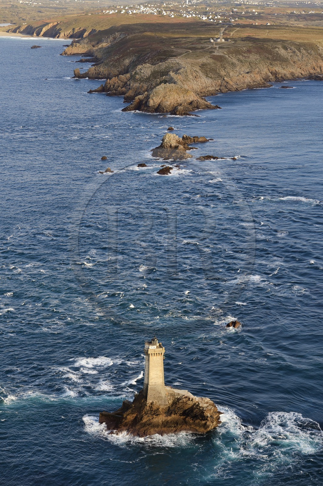 France, Finistère (29), Mer d'Iroise, Plogoff, le phare de la Vieille et la Pointe du Raz en arrière plan (vue aérienne)