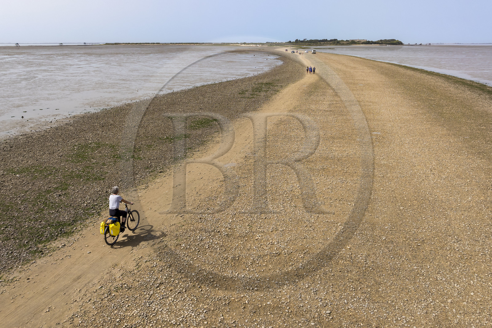 France, Charente-Maritime (17), Port-des-Barques, Port-des-Barques, le tombolo de la Passe aux Boeufs qui relie le continent à l'Ile Madame (vue aérienne)