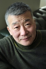 France, l'artiste peintre Xiaofan Ru dans son atelier des Lilas près de Paris