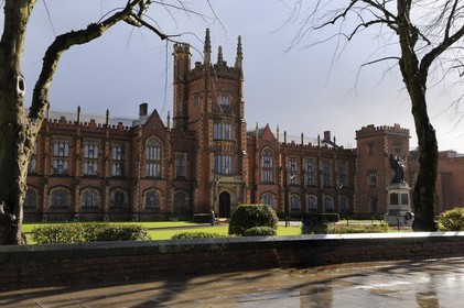 Royaume-Uni, Irlande du Nord, Belfast, le batiment principal de Queen's University de style Tudor