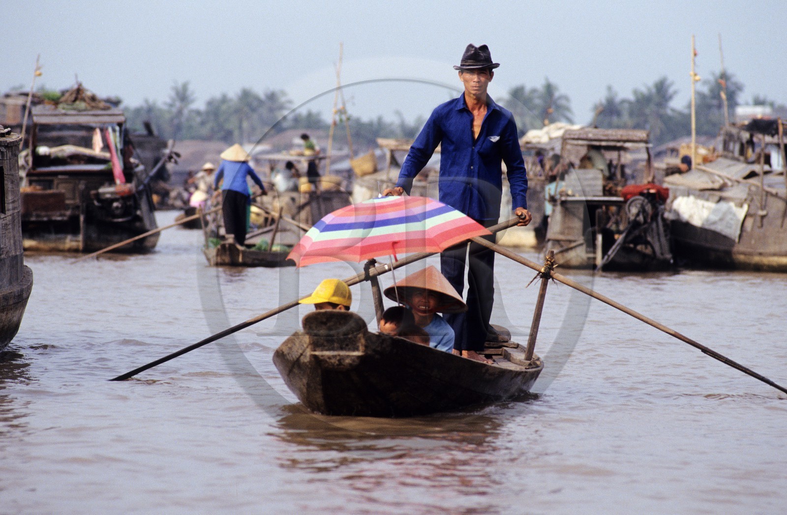 Vietnam, Can Tho, marché flottant sur le Mékong, une famille fait ses courses