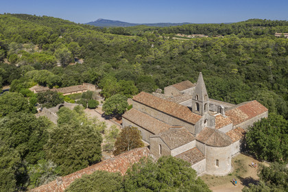 France, Var (83), Le Thoronet, abbaye cistercienne du XIIe siècle (vue aérienne)