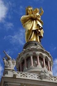 France, Bouches-du-Rhône (13), Marseille, basilique Notre-Dame de la Garde, statue de la Vierge à l'enfant qui surplombe la basilique