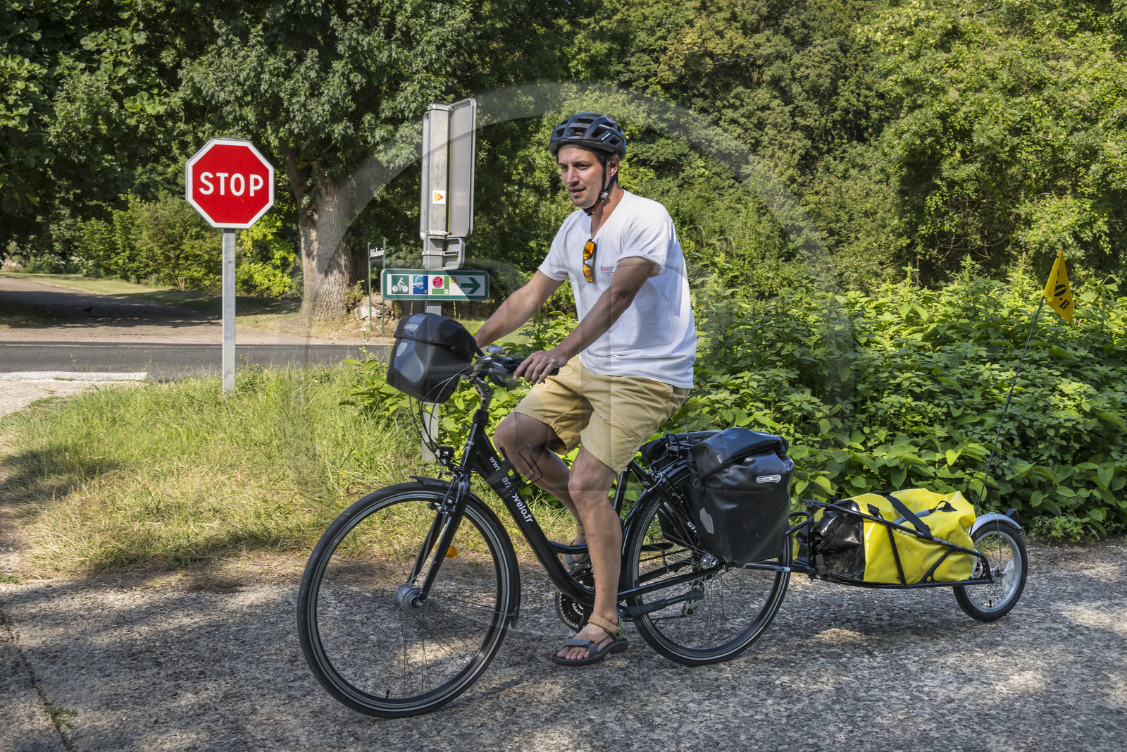 France, Maine-et-Loire (49), vallée de la Loire classée au Patrimoine Mondial par l'UNESCO, Saumur vers Saint-Hilaire, randonnée à bicyclette le long des berges de la Loire sur la piste cyclable La Loire à Vélo, vélo avec une remorque transportant le matériel de camping