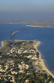 France, Charente-Maritime (17), Pont-viaduc de l'île de Ré (vue aérienne)