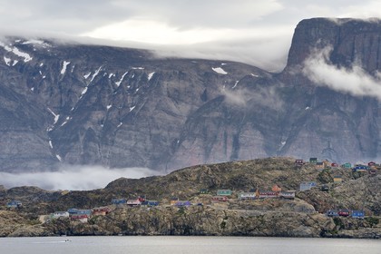 Groenland, cote ouest, baie de Baffin, la ville de Uummannaq accrochée à la roche