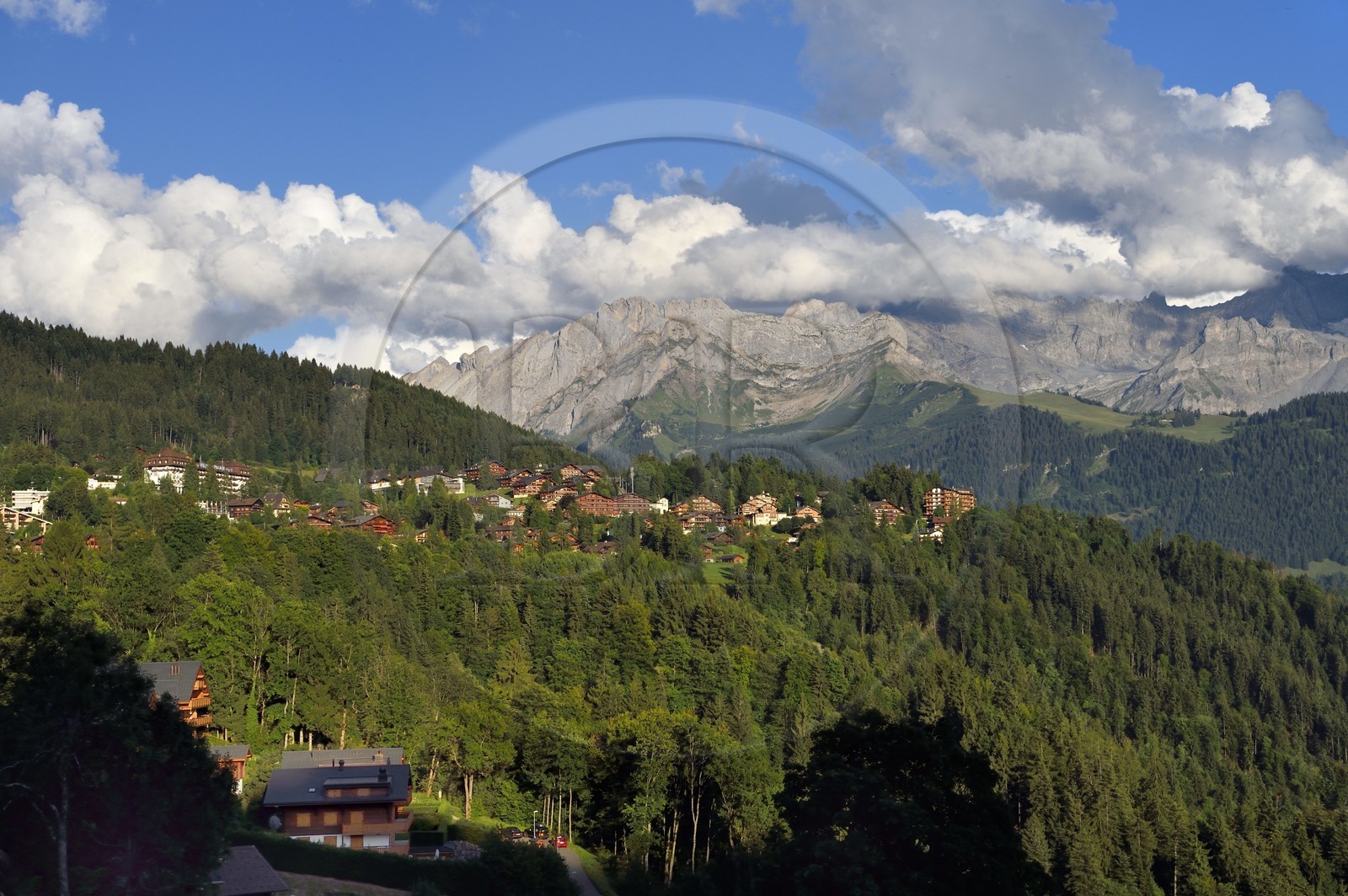 Suisse, Canton de Vaud, Ollon, hameau de Huémoz et Villars-sur-Ollon en arrière plan