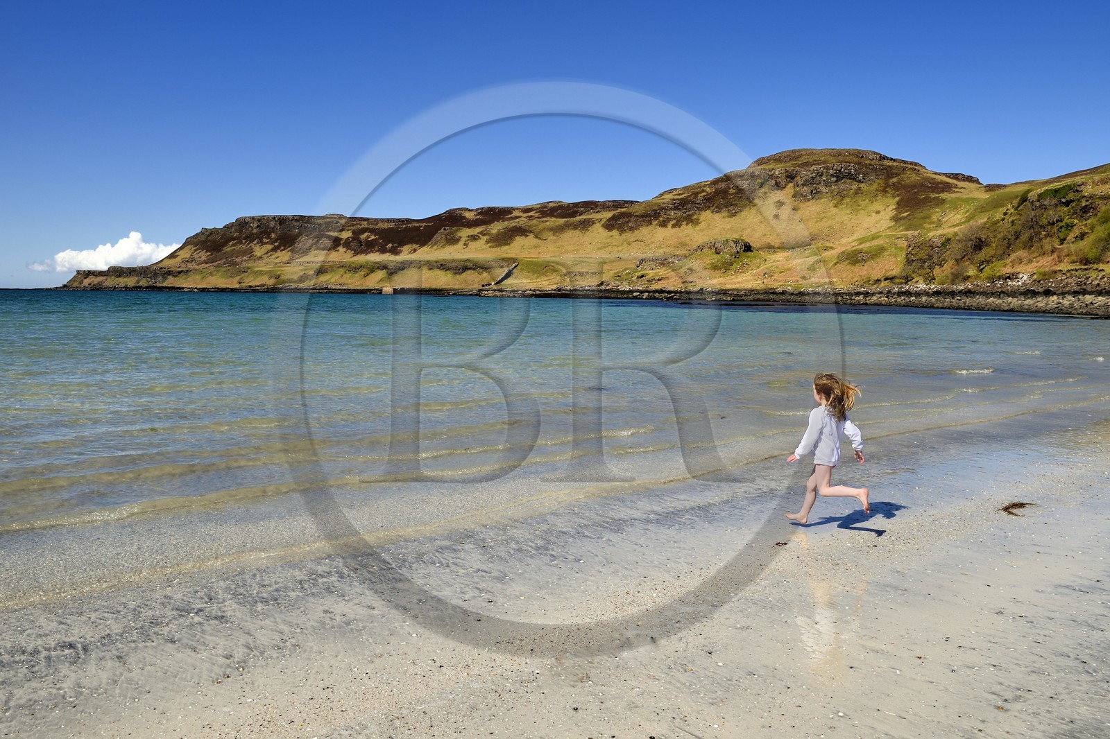 Royaume-Uni, Ecosse, Highland, Hébrides intérieures, Ile de Mull, jeune fille sur la plage de la Baie de Calgary