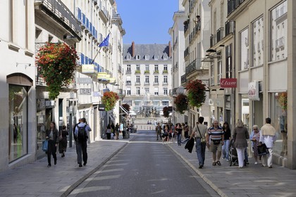France, Loire-Atlantique (44), Nantes, la très chic rue commercante Crébillon menant à la place Royale