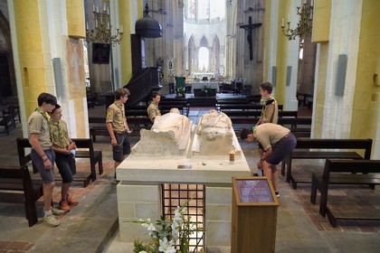 France, Allier (03), ancienne province du Bourbonnais, Souvigny, l'église prieurale clunisienne Saint-Pierre-et-Saint-Paul, nécropole ducale des Ducs de Bourbon, scouts d'Europe autour des gisants de deux illustres abbés de Cluny devenus Saint Mayeul et Saint Odilon