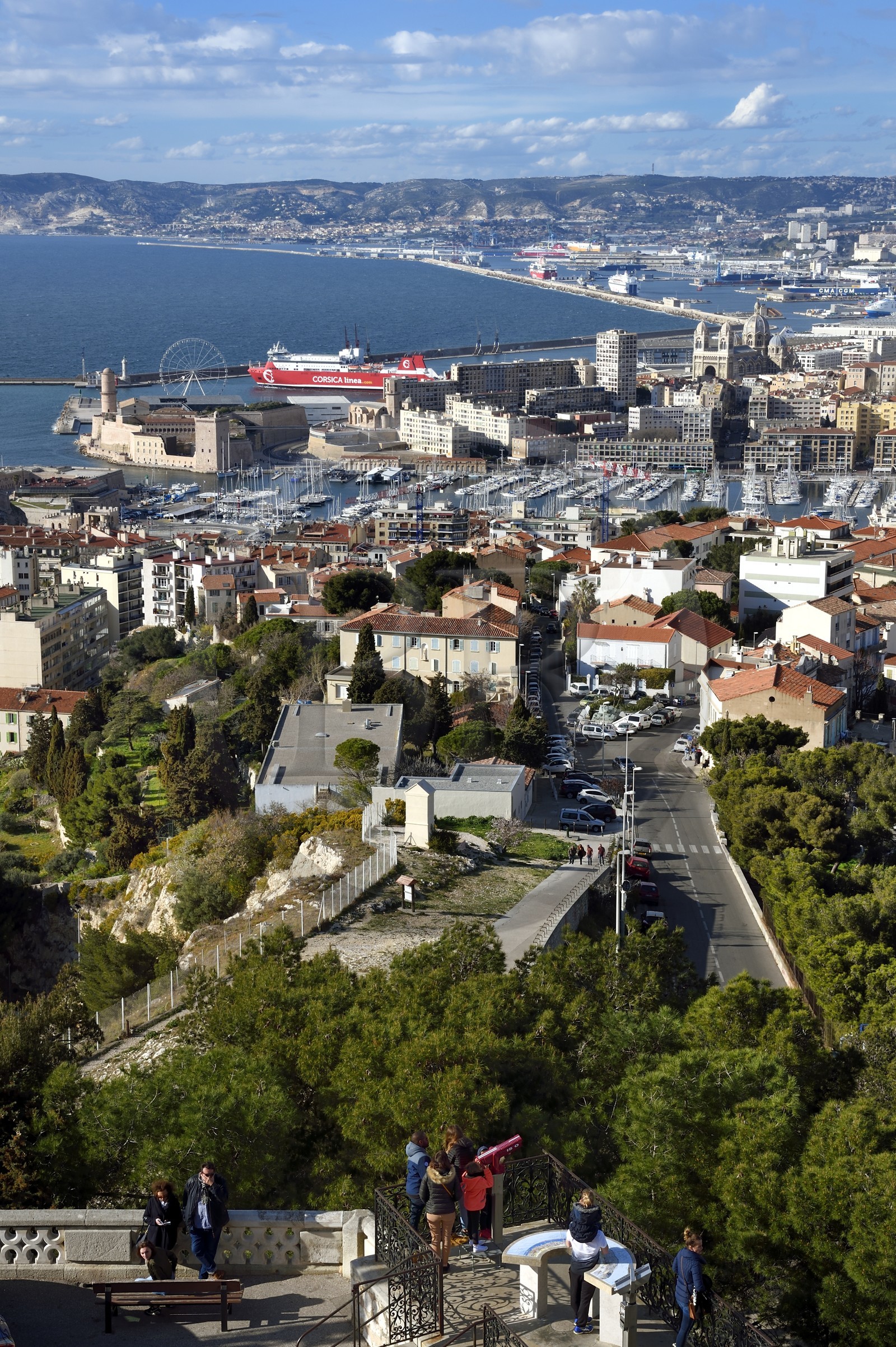 France, Bouches-du-Rhône (13), Marseille, vue générale sur la ville avec le port et le Vieux-Port depuis la basilique Notre-Dame de la Garde
