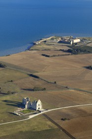 France, Charente-Maritime (17), ile de Ré, abbaye des Châteliers et le Fort de la Prée au sud de La Flotte (vue aérienne)