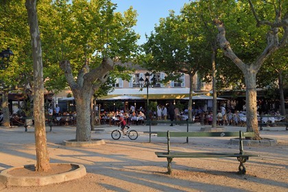 France, Var (83), Saint-Tropez, restaurants sur la Place des Lices à la nuit tombée