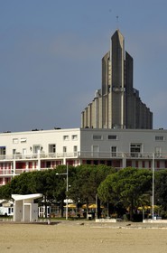 France, Charente-Maritime (17), Royan, le Front de Mer et l'église Notre-Dame