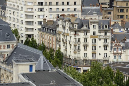 France, Ille-et-Vilaine (35), Rennes, immeuble Poirier (1931) au 7 avenue Janvier valorisé par de larges bandes de mosaïque Odorico et un décor en rondins dorés