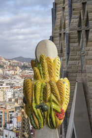 Espagne, Catalogne, Barcelone, quartier de l'Eixample, basilique de la Sagrada Familia de l'architecte du modernisme catalan Antoni Gaudi classée Patrimoine Mondial de l'UNESCO, sommets surmontés de mosaïques en forme de fruits