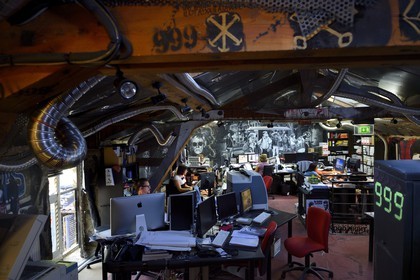 France, Rhône (69), Saint-Romain-au-Mont-d'Or, la Demeure du Chaos, l'œuvre d'art est basé sur la transformation sans fin de la maison du XVIIème siècle de l'artiste plasticien Thierry Ehrmann en une réplique de zone de guerre à l'image du monde présent, les bureaux de sa société Artprice au sein de la Demeure