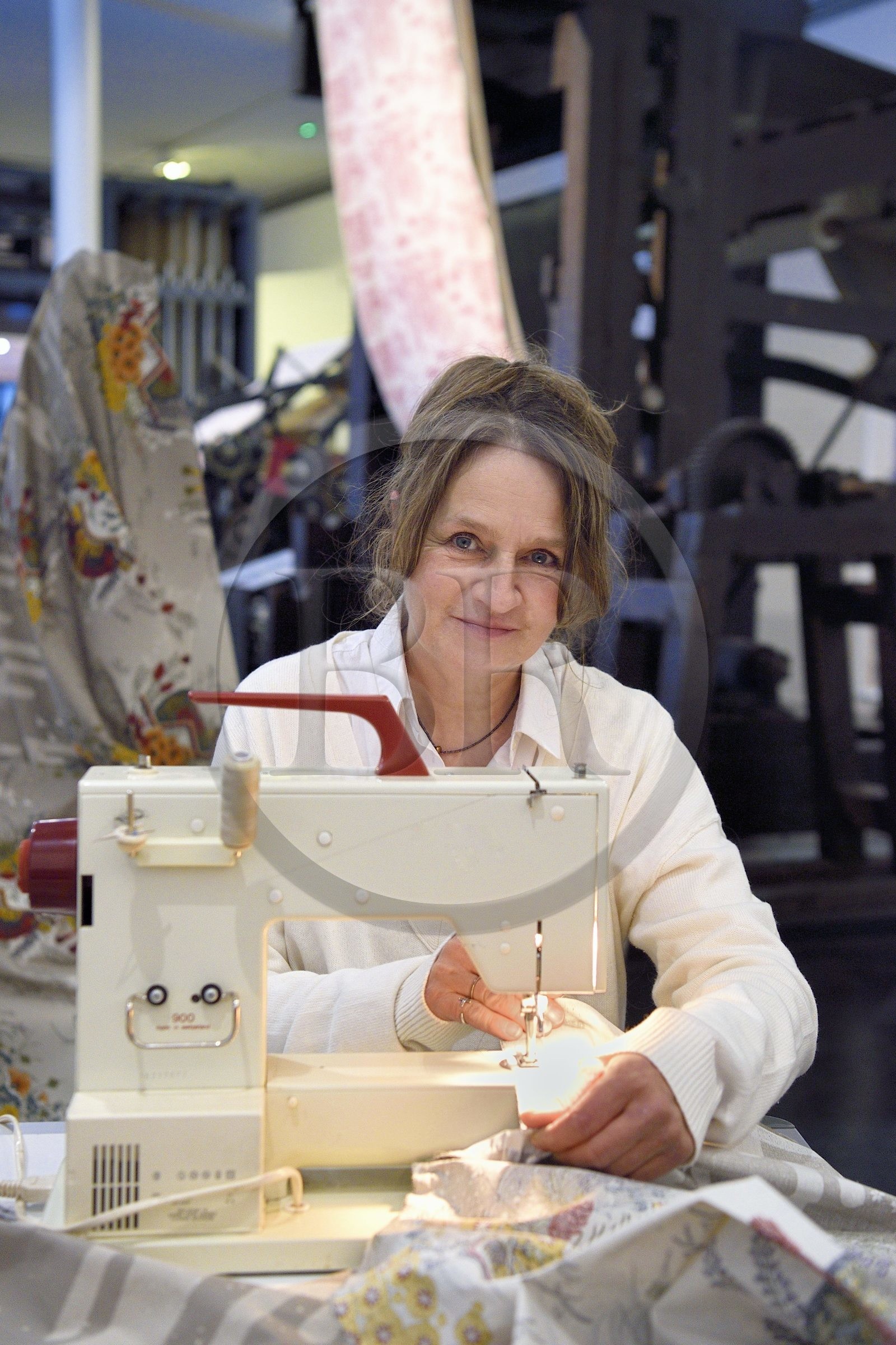 France, Haut-Rhin (68), Mulhouse, Musée de l'Impression sur Etoffes, Marie-Jo Gebel créatrice de l'étoffe de Noël officielle de la ville de Mulhouse, ici celle de 2021