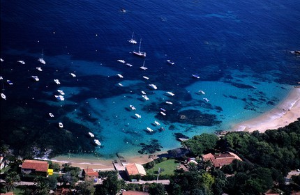 France, Corse-du-Sud (2A), golfe d'Ajaccio, bateaux au mouillage à la pointe de Sette Nave (vue aérienne)
