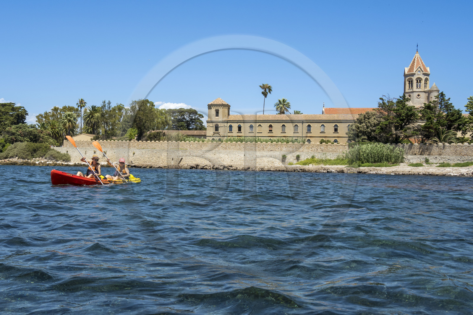 France, Alpes-Maritimes (06), Cannes, randonnée en kayak aux Iles de Lérins, tour de l'Ile de Saint-Honorat par le sud, l'église de l'Abbaye de Lérins en arrière plan