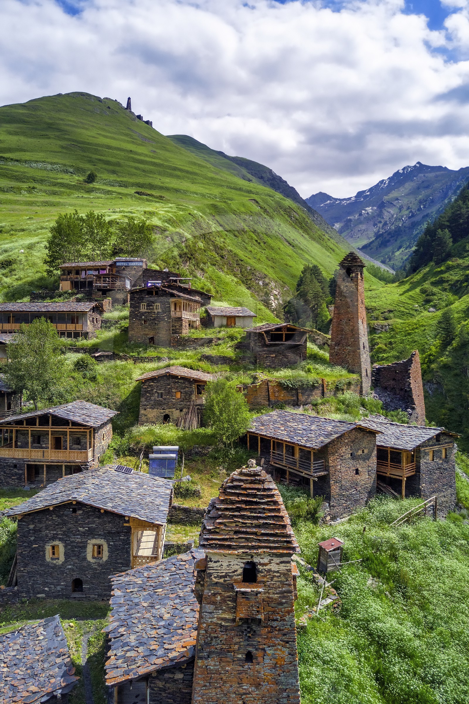 Géorgie, Kakheti, Parc national de Touchétie, vallée de la rivière Alazani dans les montagnes de Pirikiti, village de Dartlo surplombé par Kvavlo (vue aérienne)