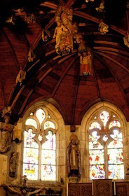 France, Côtes-d' Armor (22), entraits sculptés et clef pendante de la voûte de l' église de Loc-Envel