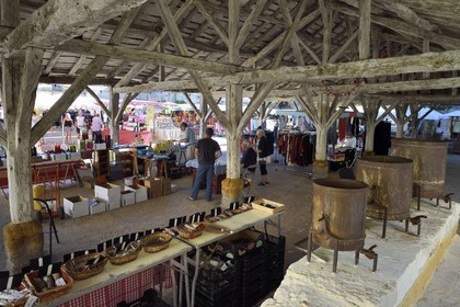 France, Dordogne (24), Périgord Pourpre, Monpazier, labellisé Les Plus Beaux Villages de France, anciennes mesures à grains dans la halle sur la place des Cornières au coeur du village