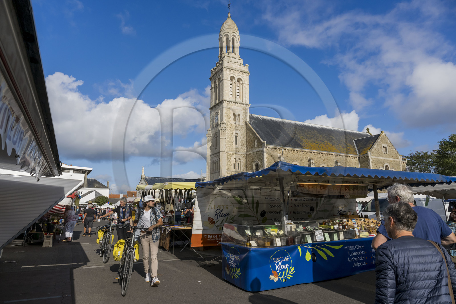 France, Vendée (85), Saint-Gilles-Croix-de-Vie, le marché côté Croix-de-Vie et l'église Sainte-Croix à l'arrière-plan
