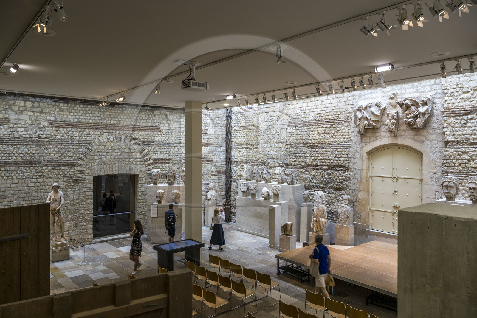 France, Paris (75), Musée de Cluny - Musée national du Moyen-Age, sculptures de Notre-Dame-de-Paris dans une ancienne salle des thermes gallo-romaines