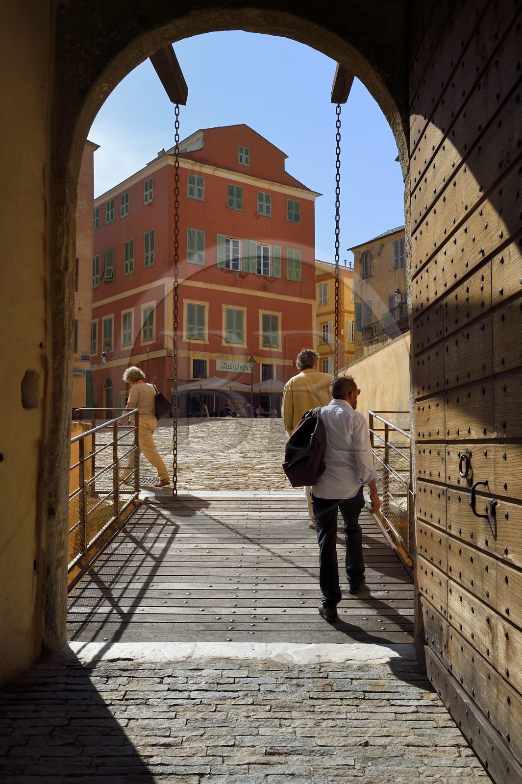 France, Haute-Corse (2B), Bastia, la Citadelle quartier de Terra-Nova, l'ancien palais des gouverneurs génois qui héberge le Musée d'Histoire de Bastia, entrée principale par l'ancien pont-levis sur la place du Donjon
